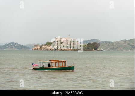 Blick vom Pier 39 am Fisherman's Wharf in San Francisco, Kalifornien, auf die beliebte Touristenattraktion Alcatraz Stockfoto