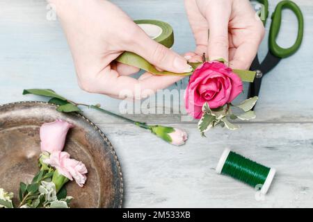 Florist bei der Arbeit: Wie man eine Handgelenk Corsage machen. Schritt für Schritt, Tutorial. Stockfoto