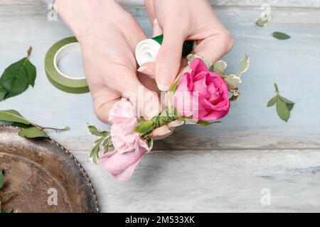 Florist bei der Arbeit: Wie man eine Handgelenk Corsage machen. Schritt für Schritt, Tutorial. Stockfoto