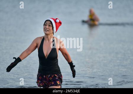 Edinburgh Scotland, Vereinigtes Königreich, 25. Dezember 2022. Schwimmen Sie am Weihnachtsmorgen in Portobello. Live-Nachrichten von sst/alamy Stockfoto