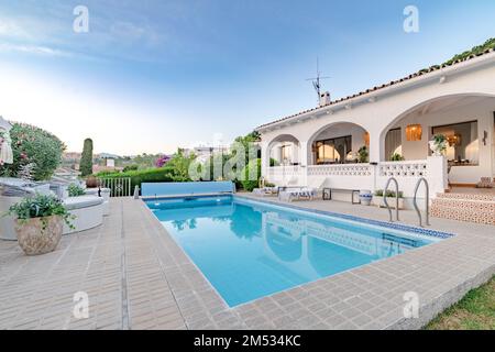 Ein Bild eines mediterranen Chalets am Pool entlang der Costa del Sol Stockfoto