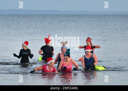 Edinburgh Scotland, Vereinigtes Königreich, 25. Dezember 2022. Schwimmen Sie am Weihnachtsmorgen in Portobello. Live-Nachrichten von sst/alamy Stockfoto