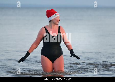 Edinburgh Scotland, Vereinigtes Königreich, 25. Dezember 2022. Schwimmen Sie am Weihnachtsmorgen in Portobello. Live-Nachrichten von sst/alamy Stockfoto