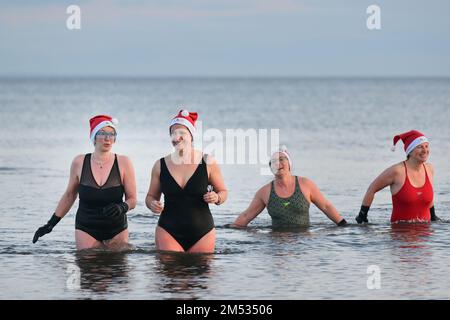 Edinburgh Scotland, Vereinigtes Königreich, 25. Dezember 2022. Schwimmen Sie am Weihnachtsmorgen in Portobello. Live-Nachrichten von sst/alamy Stockfoto