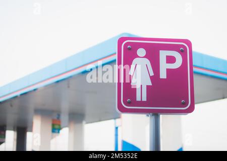 Ein Parkschild für die Dame an der Ölstation Stockfoto