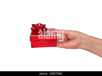 Frau, die ein Geschenk überreicht, isoliert auf weißem Hintergrund und Kopierraum. Konzept von Liebe, Leidenschaft, Romantik, Romantik, valentinstag, Organspende. Stockfoto