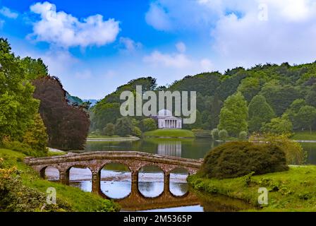 Stourhead Gardens im Frühling. Ein Eigentum des National Trust. Stockfoto