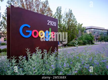 BOULDER, COLORADO, USA - 26. SEPTEMBER 2022: Google Company Sign vor dem Campus in Boulder, CO Stockfoto