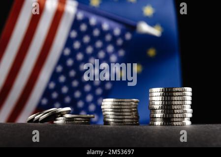 Geld der Vereinigten Staaten und Europas und Two Flags auf dunklem Hintergrund. Es ist ein Symbol der steigenden Zollsteuer in den Vereinigten Staaten von Amerika Stockfoto