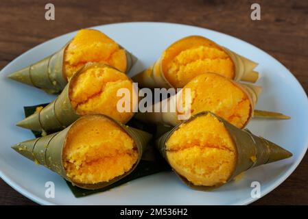 Ein Teller mit köstlichem toddy Palmkuchen oder Kanom tarn auf Bananenblatt. Traditionelles thailändisches Dessert. Stockfoto