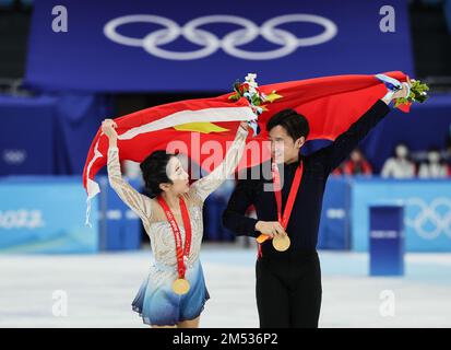 Peking, China. 19. Februar 2022. Das am 19. Februar 2022 aufgenommene Dateifoto zeigt Sui Wenjing (L)/Han Cong von China, die nach dem Eiskunstlauf-Paar die Freilaufbahn der Olympischen Winterspiele 2022 in Peking im Capital Indoor Stadium in Peking, Hauptstadt von China, feiern. Die beiden Skater triumphierten bei den Olympischen Winterspielen in Peking und gewannen Chinas zweiten olympischen Eiskunstlauf-Titel, nachdem Shen Xue und Zhao Hongbo es 2010 in Vancouver taten. Kredit: Cao Can/Xinhua/Alamy Live News Stockfoto
