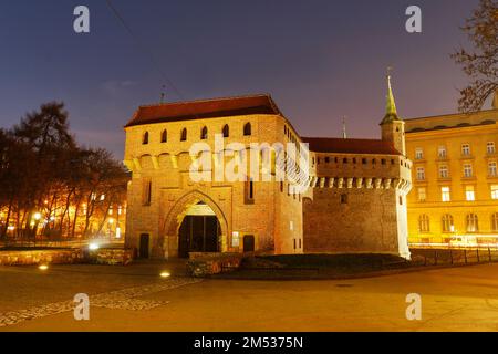 Der Barbican - ein befestigter Vorposten, der einst mit der Stadtmauer verbunden war. Es ist ein historisches Tor, das in die Altstadt von Krakau, Polen, führt. Stockfoto