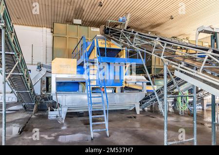 Huelva, Spanien - 4. Dezember 2022: In einer Olivenölmühle Extra natives Olivenöl Fabrik durch kalte Zentrifugalextraktion, Marke Olibeas in den vi Stockfoto