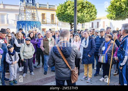 Huelva, Spanien - 4. Dezember 2022: Eine Touristengruppe, die eine geführte kulturelle Besichtigung des Dorfes Beas und der umliegenden Fabriken und Industrie beginnt Stockfoto