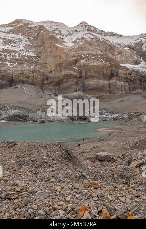 Klausenpass, Uri, Schweiz, 29. Oktober 2022 kleiner Bergsee mit einem unglaublichen Bergpanorama Stockfoto