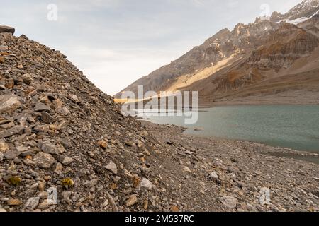 Klausenpass, Uri, Schweiz, 29. Oktober 2022 kleiner Bergsee mit einem unglaublichen Bergpanorama Stockfoto