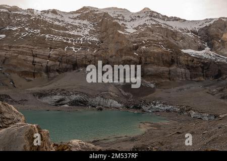 Klausenpass, Uri, Schweiz, 29. Oktober 2022 kleiner Bergsee mit einem unglaublichen Bergpanorama Stockfoto