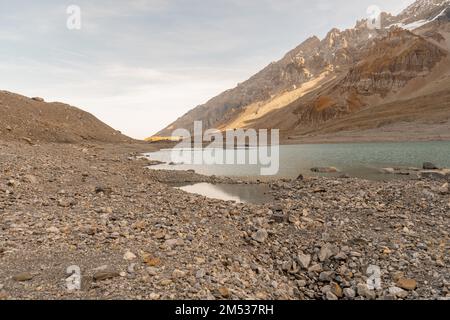 Klausenpass, Uri, Schweiz, 29. Oktober 2022 kleiner Bergsee mit einem unglaublichen Bergpanorama Stockfoto