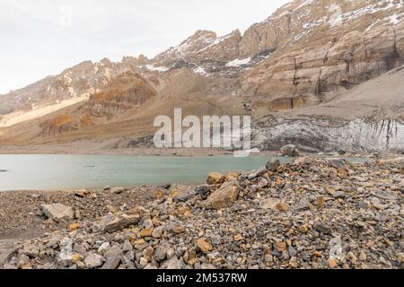 Klausenpass, Uri, Schweiz, 29. Oktober 2022 kleiner Bergsee mit einem unglaublichen Bergpanorama Stockfoto