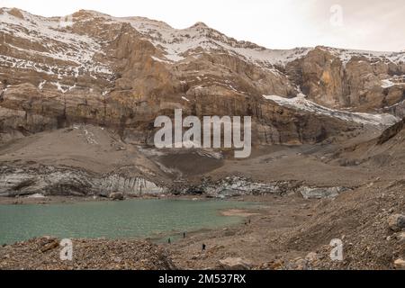 Klausenpass, Uri, Schweiz, 29. Oktober 2022 kleiner Bergsee mit einem unglaublichen Bergpanorama Stockfoto