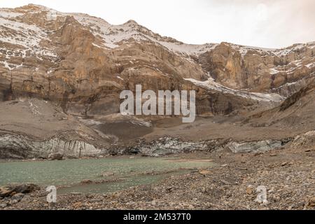 Klausenpass, Uri, Schweiz, 29. Oktober 2022 kleiner Bergsee mit einem unglaublichen Bergpanorama Stockfoto