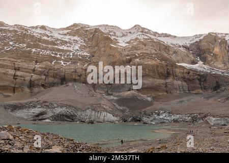 Klausenpass, Uri, Schweiz, 29. Oktober 2022 kleiner Bergsee mit einem unglaublichen Bergpanorama Stockfoto