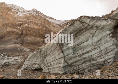 Klausenpass, Uri, Schweiz, 29. Oktober 2022 Gletscherlandschaft in einer alpinen Region Stockfoto