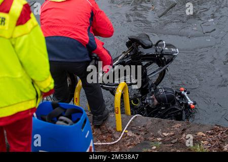 Berlin, Deutschland. 25. Dezember 2022. Ein Polizistentaucher hebt ein Fahrrad aus dem Landwehrkanal. Die Suche nach Beweisen im Fall des spektakulären Juwelendiebstahls aus dem Grünen Gewölbe in Dresden geht an Weihnachten weiter. Nach Angaben der Dresdner Polizei suchen am Sonntag seit den Morgenstunden rund 20 Polizeitaucher aus verschiedenen Staaten im Landwehrkanal am Kiehlufer im Bezirk Neukölln nach Beweisstücken. Kredit: Christophe Gateau/dpa/Alamy Live News Stockfoto