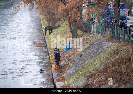 Berlin, Deutschland. 25. Dezember 2022. Polizeitaucher steigen in den Landwehrkanal für die Suche ab. Die Suche nach Beweisen im Fall des spektakulären Juwelendiebstahls aus dem Grünen Gewölbe in Dresden geht an Weihnachten weiter. Nach Angaben der Dresdner Polizei suchen am Sonntag seit den Morgenstunden rund 20 Polizeitaucher aus verschiedenen Staaten im Landwehrkanal am Kiehlufer im Bezirk Neukölln nach Beweisstücken. Kredit: Christophe Gateau/dpa/Alamy Live News Stockfoto