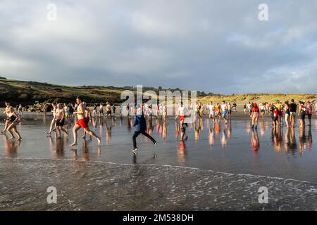 Rosscarbery, West Cork, Irland. 25. Dezember 2022. Hunderte von Menschen nahmen heute Morgen am jährlichen Weihnachtsschwimmen am Warren Beach in Rosscarbery Teil. Kredit: AG News/Alamy Live News Stockfoto