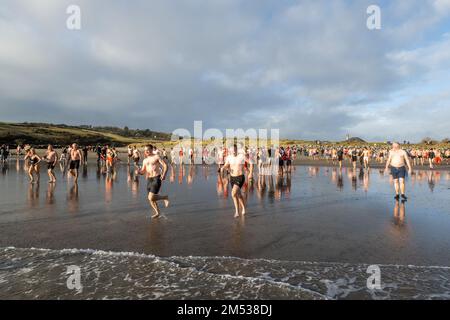 Rosscarbery, West Cork, Irland. 25. Dezember 2022. Hunderte von Menschen nahmen heute Morgen am jährlichen Weihnachtsschwimmen am Warren Beach in Rosscarbery Teil. Kredit: AG News/Alamy Live News Stockfoto