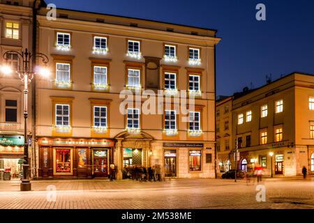 Alten Mietshäusern durch den Hauptmarkt in Krakau, Polen. Stockfoto