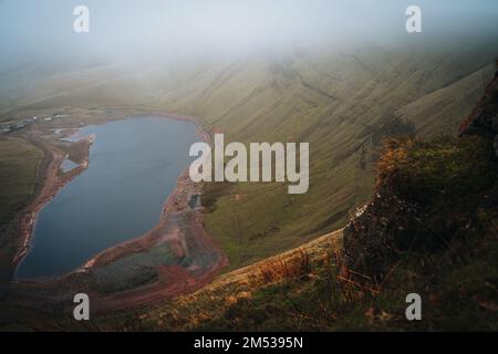 Llyn y Fan Fach See. Brecon Beacons Nationalpark. Black Mountain, Carmarthenshire, Südwales, Vereinigtes Königreich. Stockfoto