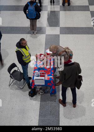 Melde dich freiwillig bei Poppy Appeal, um Mohn zu verkaufen, für die Royal British Legion Stockfoto