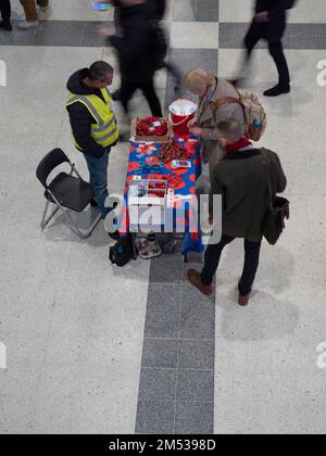 Melde dich freiwillig bei Poppy Appeal, um Mohn zu verkaufen, für die Royal British Legion Stockfoto