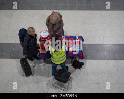 Melde dich freiwillig bei Poppy Appeal, um Mohn zu verkaufen, für die Royal British Legion Stockfoto