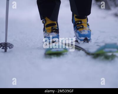 Nahaufnahme des Skifahrers gehen auf Schnee Stockfoto
