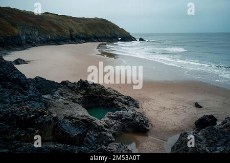 Blue Pool Bay oder Bluepool Corner, in der Nähe des Broughton Bay Beach am Abend, Gower Halbinsel, South Wales, Großbritannien. Stockfoto