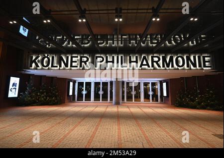 Köln, Deutschland. 21. Dezember 2022. Der Eingang zur Philharmonie. Kredit: Horst Galuschka/dpa/Alamy Live News Stockfoto