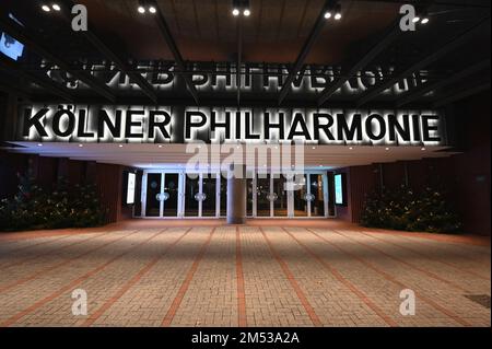 Köln, Deutschland. 21. Dezember 2022. Der Eingang zur Philharmonie. Kredit: Horst Galuschka/dpa/Alamy Live News Stockfoto