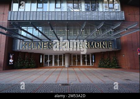 Köln, Deutschland. 21. Dezember 2022. Der Eingang zur Philharmonie. Kredit: Horst Galuschka/dpa/Alamy Live News Stockfoto