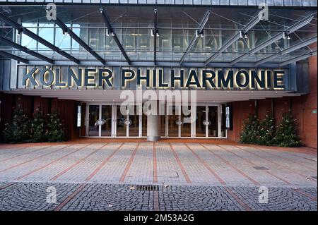 Köln, Deutschland. 21. Dezember 2022. Der Eingang zur Philharmonie. Kredit: Horst Galuschka/dpa/Alamy Live News Stockfoto