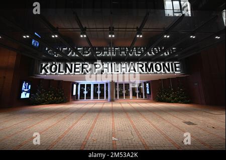 Köln, Deutschland. 21. Dezember 2022. Der Eingang zur Philharmonie. Kredit: Horst Galuschka/dpa/Alamy Live News Stockfoto