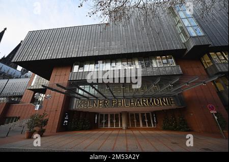 Köln, Deutschland. 21. Dezember 2022. Der Eingang zur Philharmonie. Kredit: Horst Galuschka/dpa/Alamy Live News Stockfoto