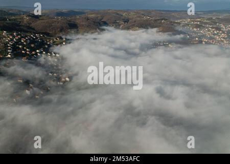 Banja Luka, Bosnien und Herzegowina, am 25. Dezember 2022. Ein Luftbild der Stadt Banja Luka, die heute Morgen eine der am stärksten verschmutzten Städte in der Region ist, und die Daten von der Purple Air-Website zeigen, dass sie mit einem Luftqualitätsindex von sogar 235 stärker verschmutzt ist als Zagreb, Belgrad und Sarajevo. Zum Beispiel bedeuten Ergebnisse über 70 unangenehme Luft, etwa 150 ist besorgniserregend, 250 ist sogar noch schlimmer, und alles darüber hinaus erfordert bestimmte Maßnahmen, in Banja Luka, Bosnien und Herzegowina, am 25. Dezember 2022. Foto: Dejan Rakita/PIXSELL Credit: Pixsell/Alamy Live N Stockfoto