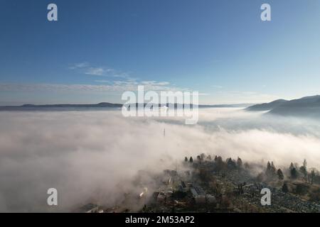 Banja Luka, Bosnien und Herzegowina, am 25. Dezember 2022. Ein Luftbild der Stadt Banja Luka, die heute Morgen eine der am stärksten verschmutzten Städte in der Region ist, und die Daten von der Purple Air-Website zeigen, dass sie mit einem Luftqualitätsindex von sogar 235 stärker verschmutzt ist als Zagreb, Belgrad und Sarajevo. Zum Beispiel bedeuten Ergebnisse über 70 unangenehme Luft, etwa 150 ist besorgniserregend, 250 ist sogar noch schlimmer, und alles darüber hinaus erfordert bestimmte Maßnahmen, in Banja Luka, Bosnien und Herzegowina, am 25. Dezember 2022. Foto: Dejan Rakita/PIXSELL Credit: Pixsell/Alamy Live N Stockfoto