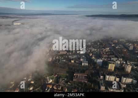 Banja Luka, Bosnien und Herzegowina, am 25. Dezember 2022. Ein Luftbild der Stadt Banja Luka, die heute Morgen eine der am stärksten verschmutzten Städte in der Region ist, und die Daten von der Purple Air-Website zeigen, dass sie mit einem Luftqualitätsindex von sogar 235 stärker verschmutzt ist als Zagreb, Belgrad und Sarajevo. Zum Beispiel bedeuten Ergebnisse über 70 unangenehme Luft, etwa 150 ist besorgniserregend, 250 ist sogar noch schlimmer, und alles darüber hinaus erfordert bestimmte Maßnahmen, in Banja Luka, Bosnien und Herzegowina, am 25. Dezember 2022. Foto: Dejan Rakita/PIXSELL Credit: Pixsell/Alamy Live N Stockfoto