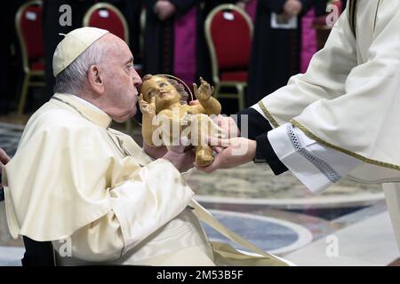 Papst Franziskus küsst im Rollstuhl eine Figur des Jesuskindes während der Weihnachtsmesse im Petersdom im Vatikan am 24. Dezember 2022. Foto: (EV) Vatikan Media/ABACAPRESS.COM Stockfoto