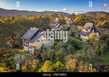 HÜTTE AM HANG. HÜTTENDORF. HAUS MIT GROSSEN FENSTERN. DER BAU DER GEHEIMNISVOLLEN HÄUSER. INFRASTRUKTUR, BINH AN VILLAGE, DALAT, VI Stockfoto