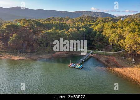 HÜTTE AM HANG. HÜTTENDORF. HAUS MIT GROSSEN FENSTERN. DER BAU DER GEHEIMNISVOLLEN HÄUSER. INFRASTRUKTUR, BINH AN VILLAGE, DALAT, VI Stockfoto